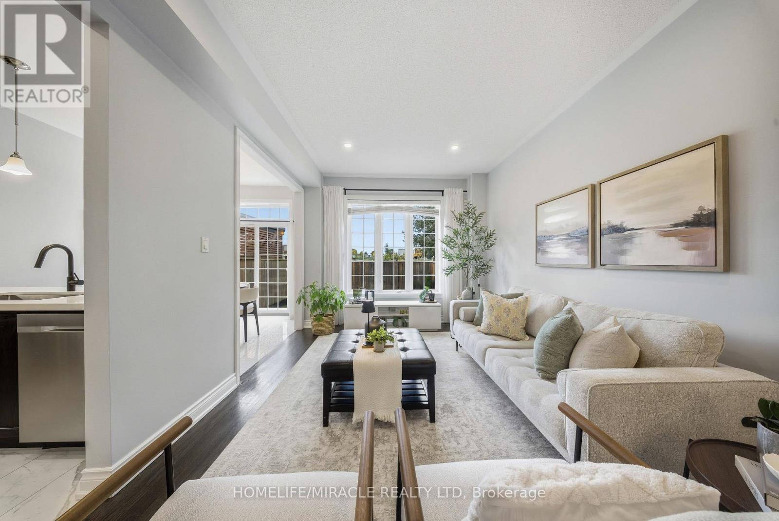 8 Summerberry Way, Hamilton, ON - Indoor Photo Showing Living Room