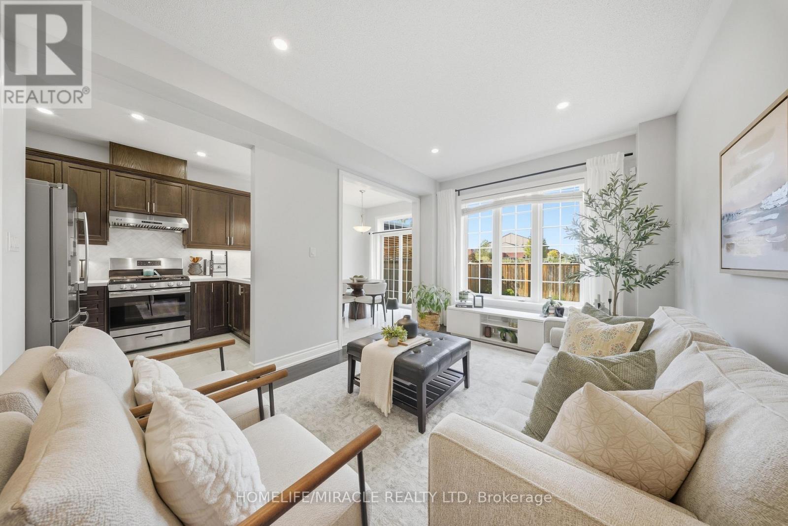 8 Summerberry Way, Hamilton, ON - Indoor Photo Showing Living Room