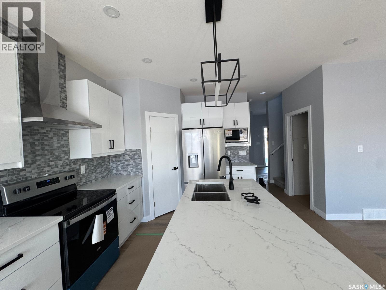 419 Stromberg Crescent, Saskatoon, SK - Indoor Photo Showing Kitchen With Double Sink With Upgraded Kitchen