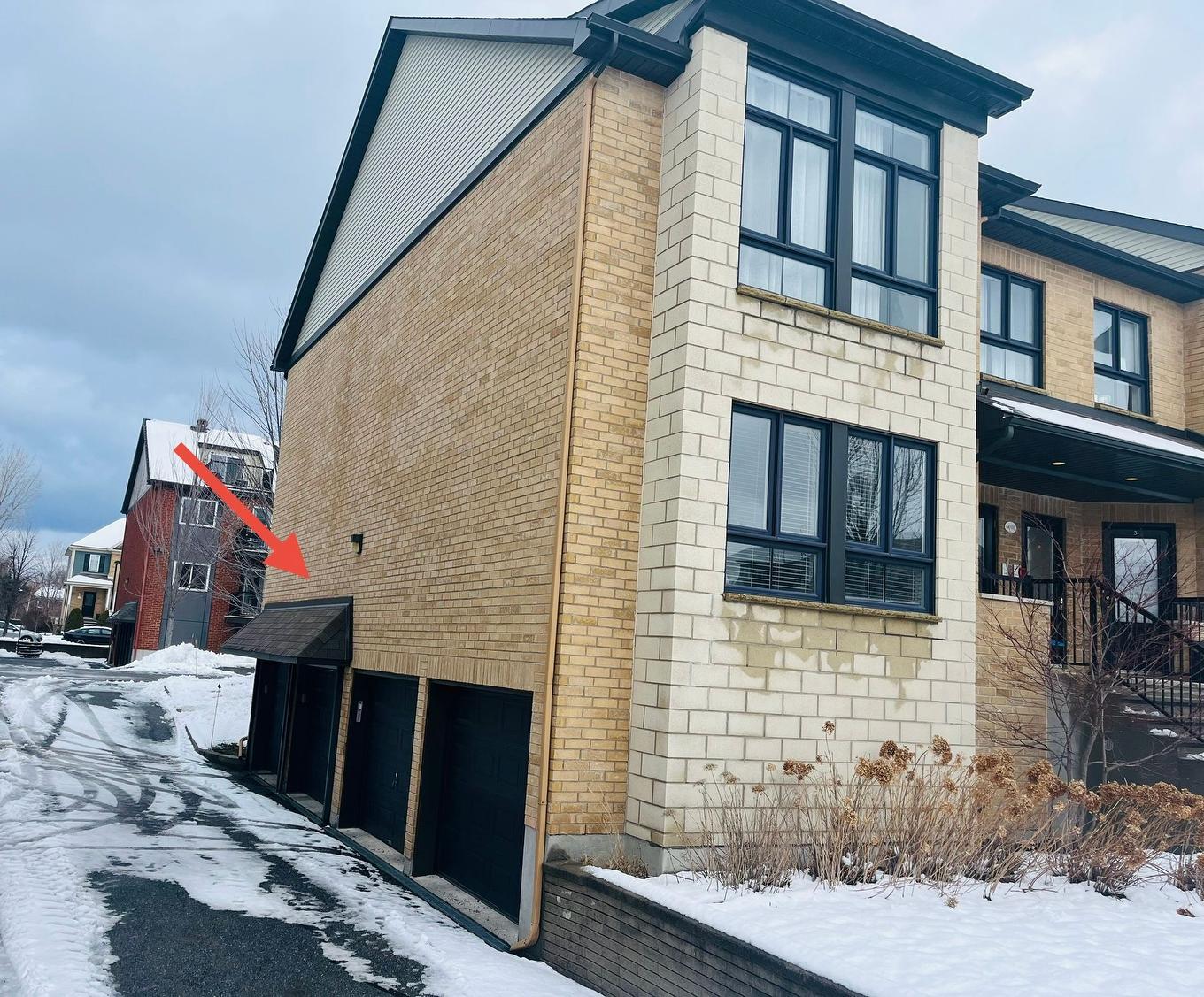 Garage - 3-6010 Boul. Chevrier, Brossard, QC - Outdoor