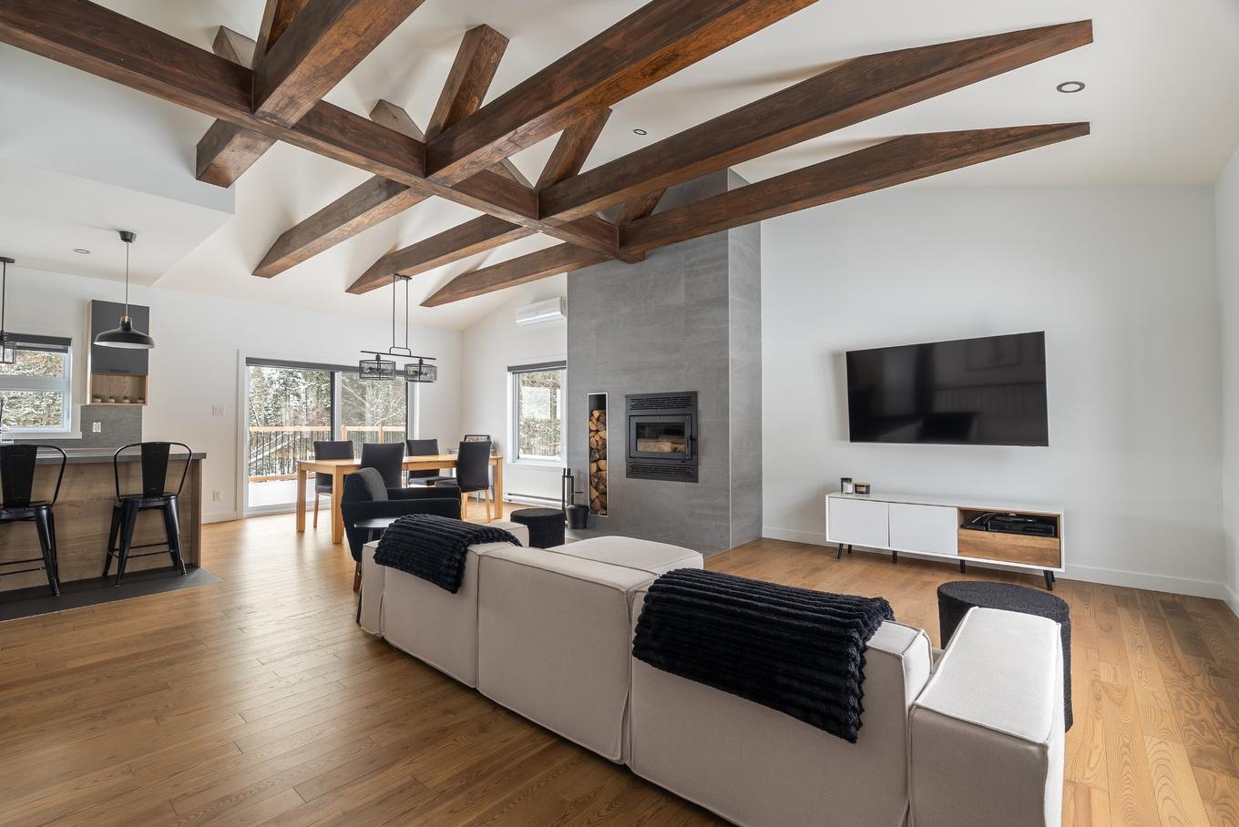 Living room - 322 - 324 Ch. De Wexford, Shannon, QC - Indoor Photo Showing Living Room With Fireplace