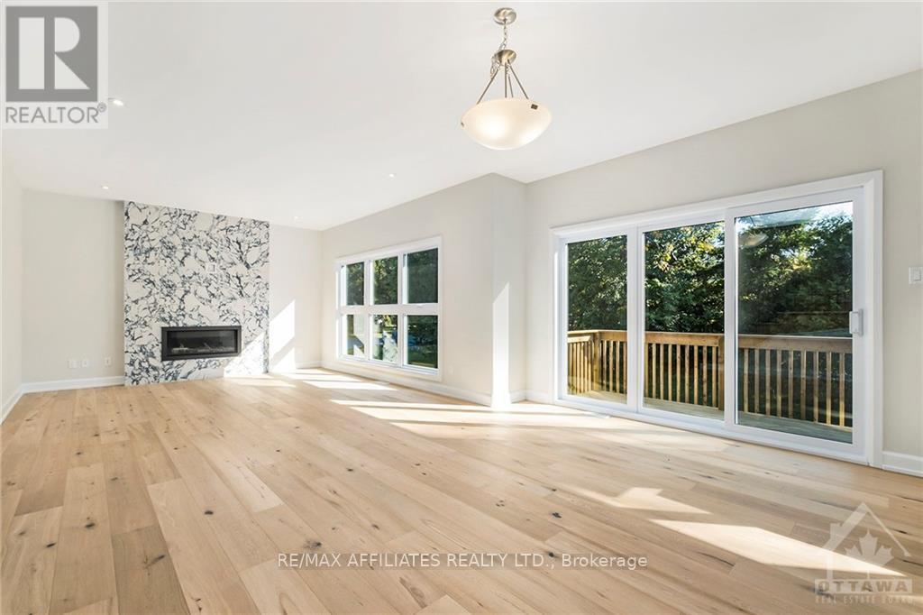 1035 Chablis Crescent, Russell, ON - Indoor Photo Showing Living Room With Fireplace
