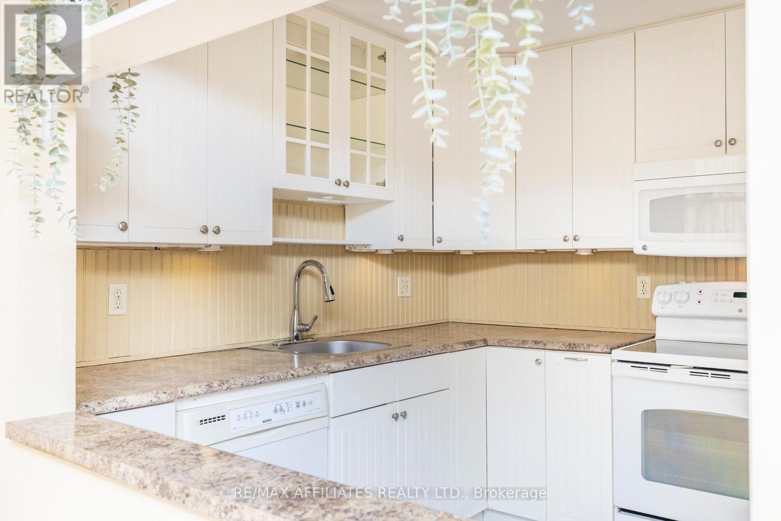 2 Shadow Court, Ottawa, ON - Indoor Photo Showing Kitchen