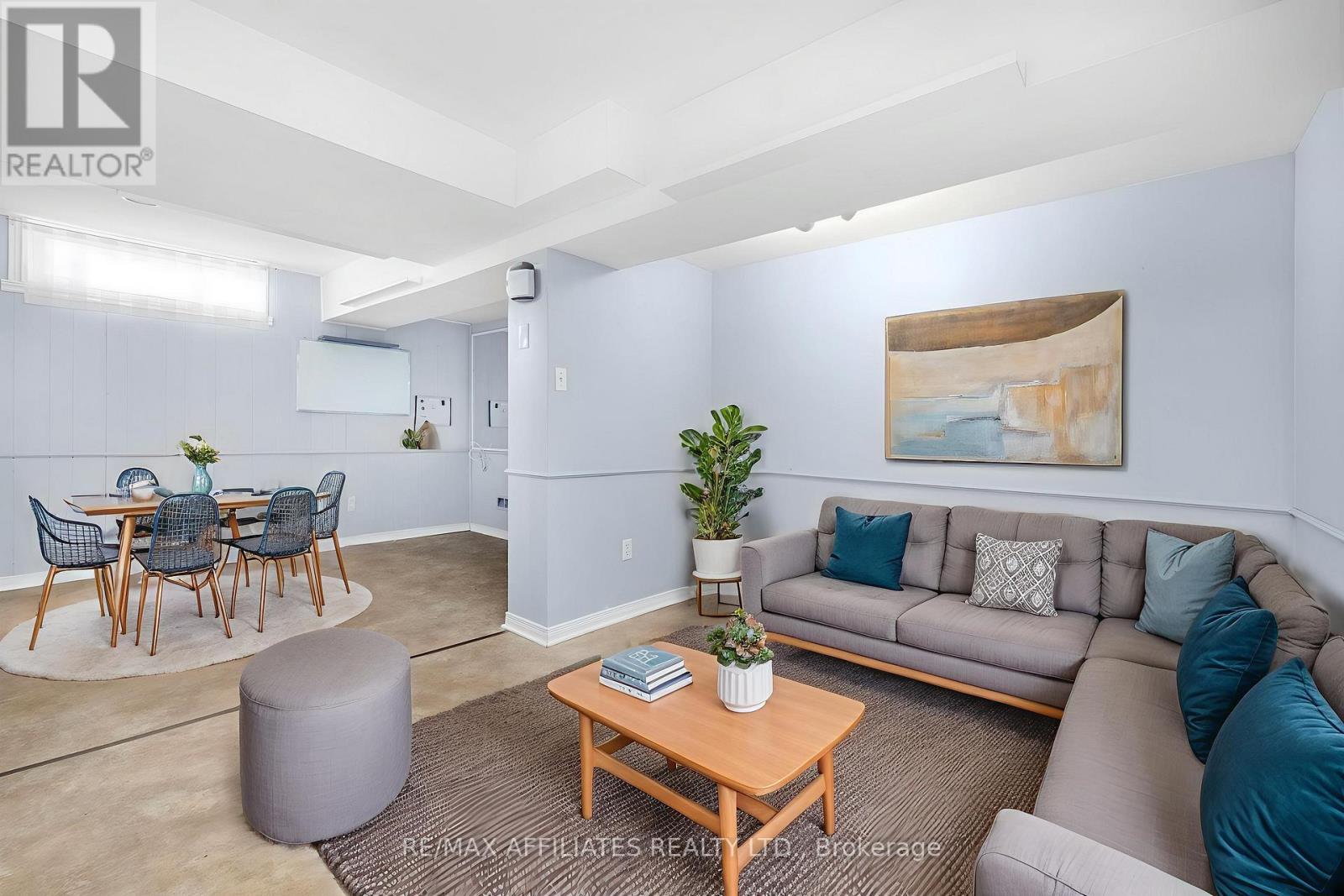 2 Shadow Court, Ottawa, ON - Indoor Photo Showing Living Room