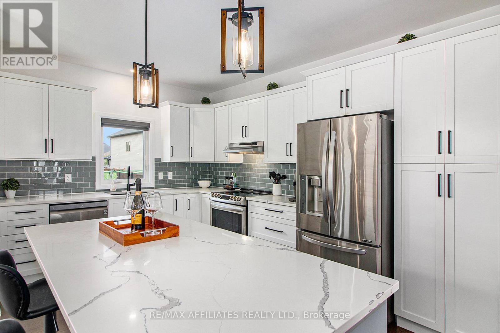 129 Lyon Street, Russell, ON - Indoor Photo Showing Kitchen With Stainless Steel Kitchen With Upgraded Kitchen