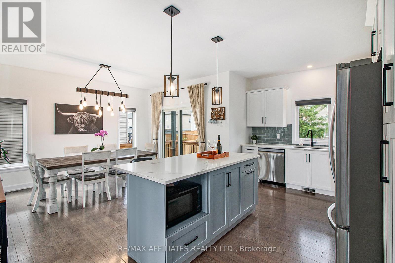 129 Lyon Street, Russell, ON - Indoor Photo Showing Kitchen With Stainless Steel Kitchen With Upgraded Kitchen