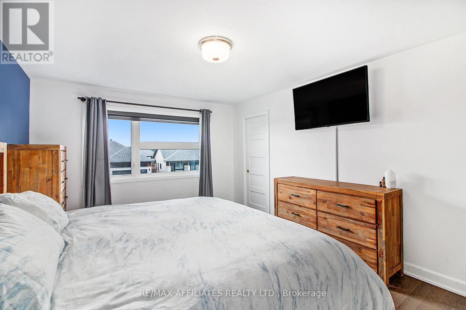 129 Lyon Street, Russell, ON - Indoor Photo Showing Bedroom
