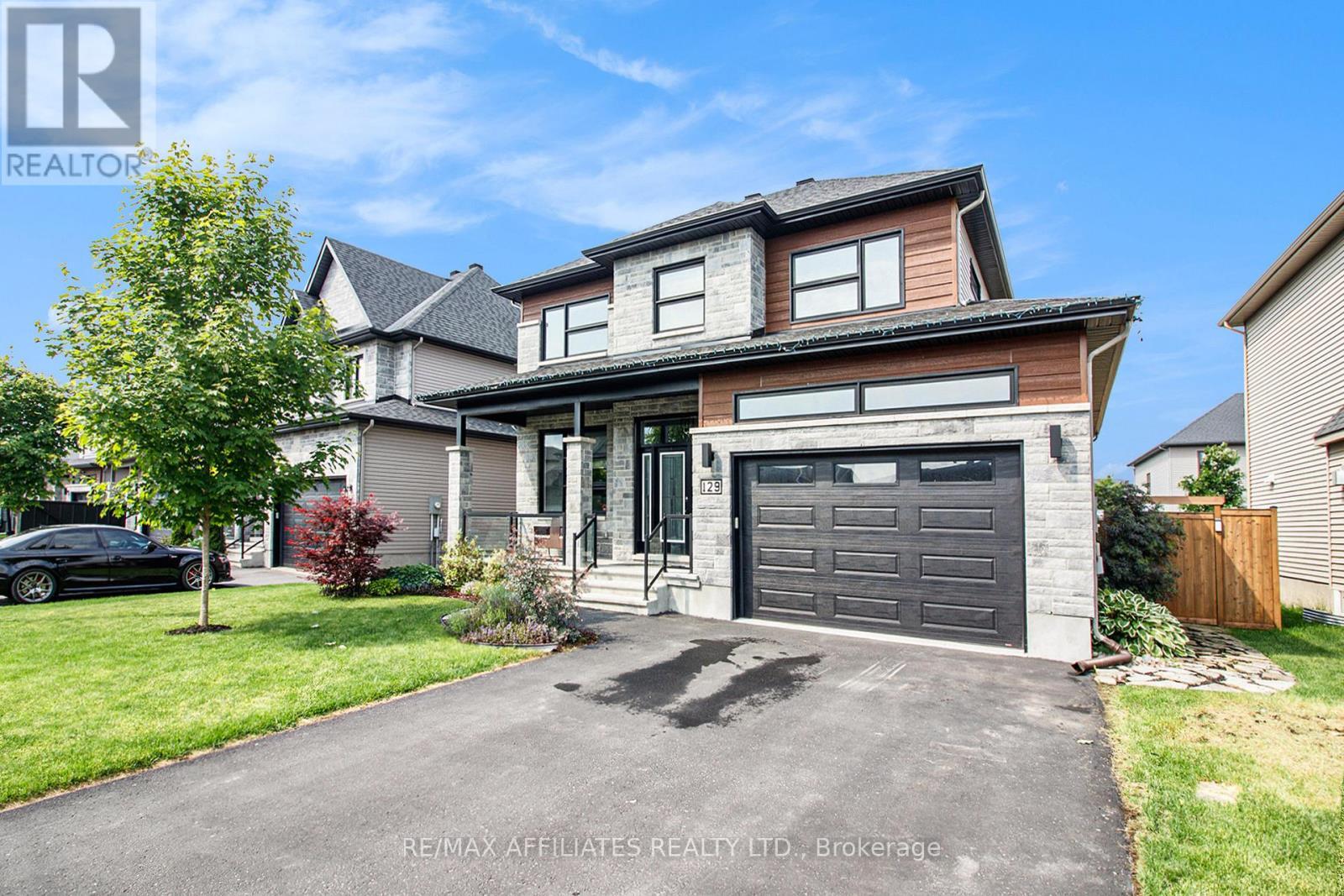 129 Lyon Street, Russell, ON - Outdoor With Facade