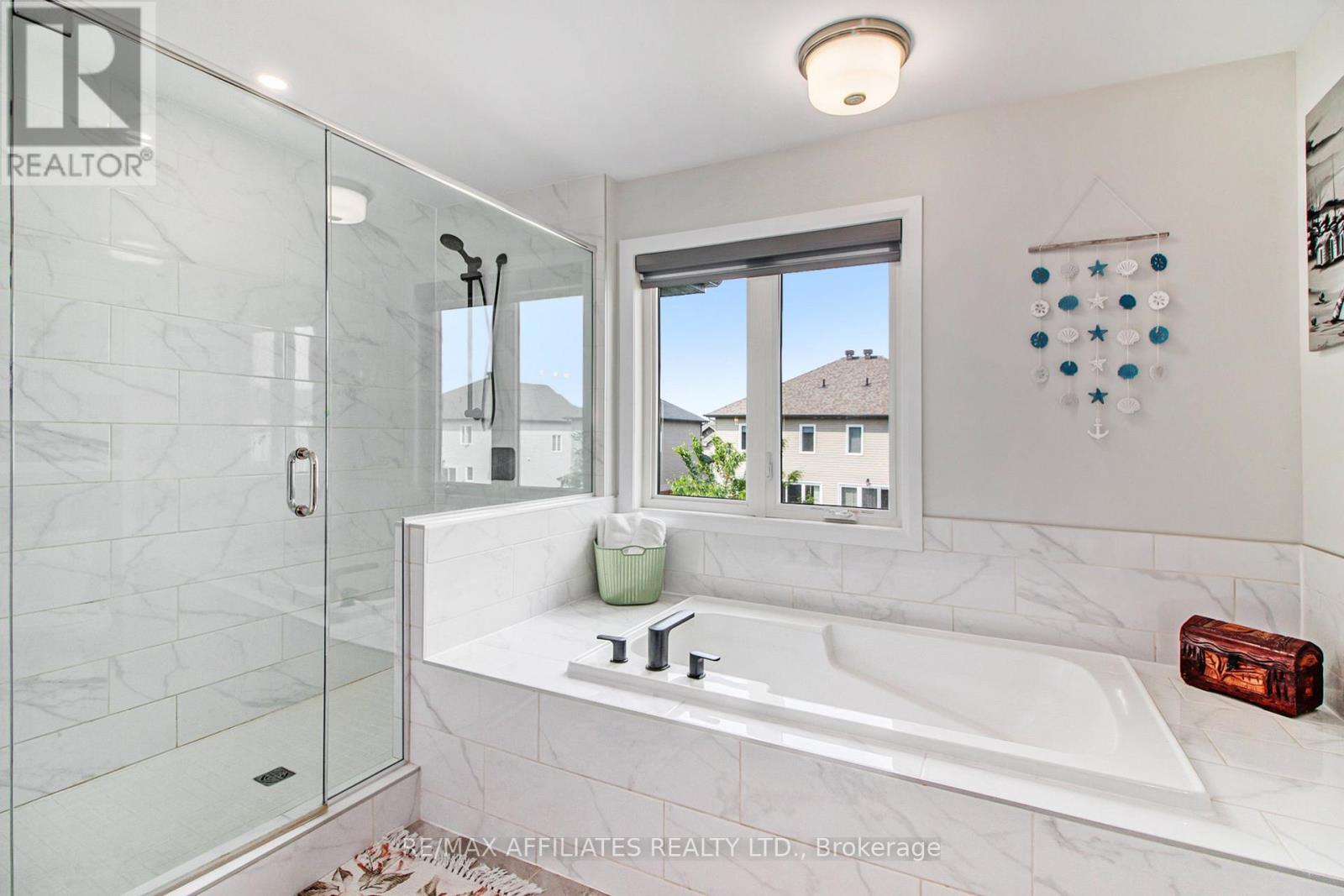 129 Lyon Street, Russell, ON - Indoor Photo Showing Bathroom