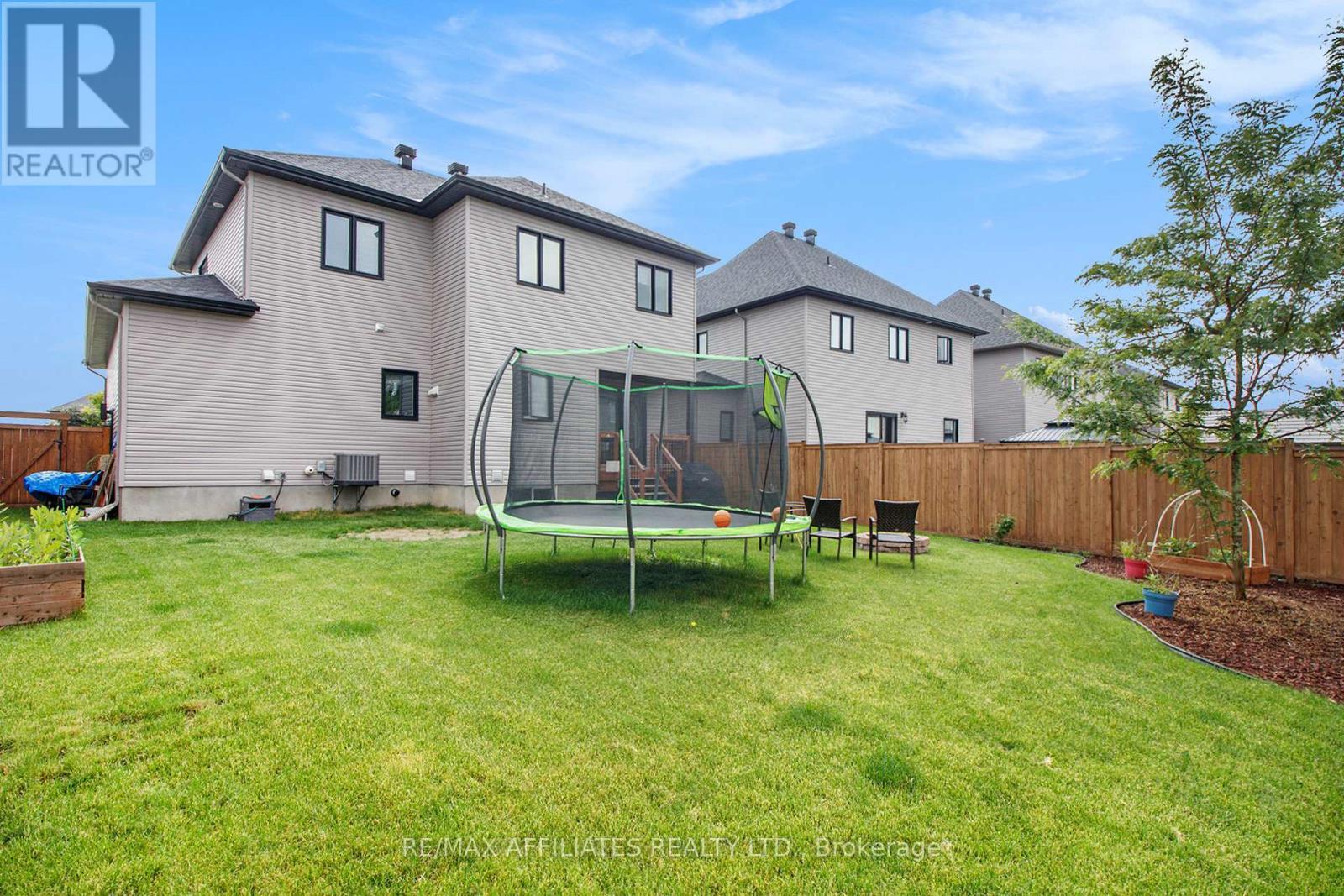 129 Lyon Street, Russell, ON - Outdoor With Backyard