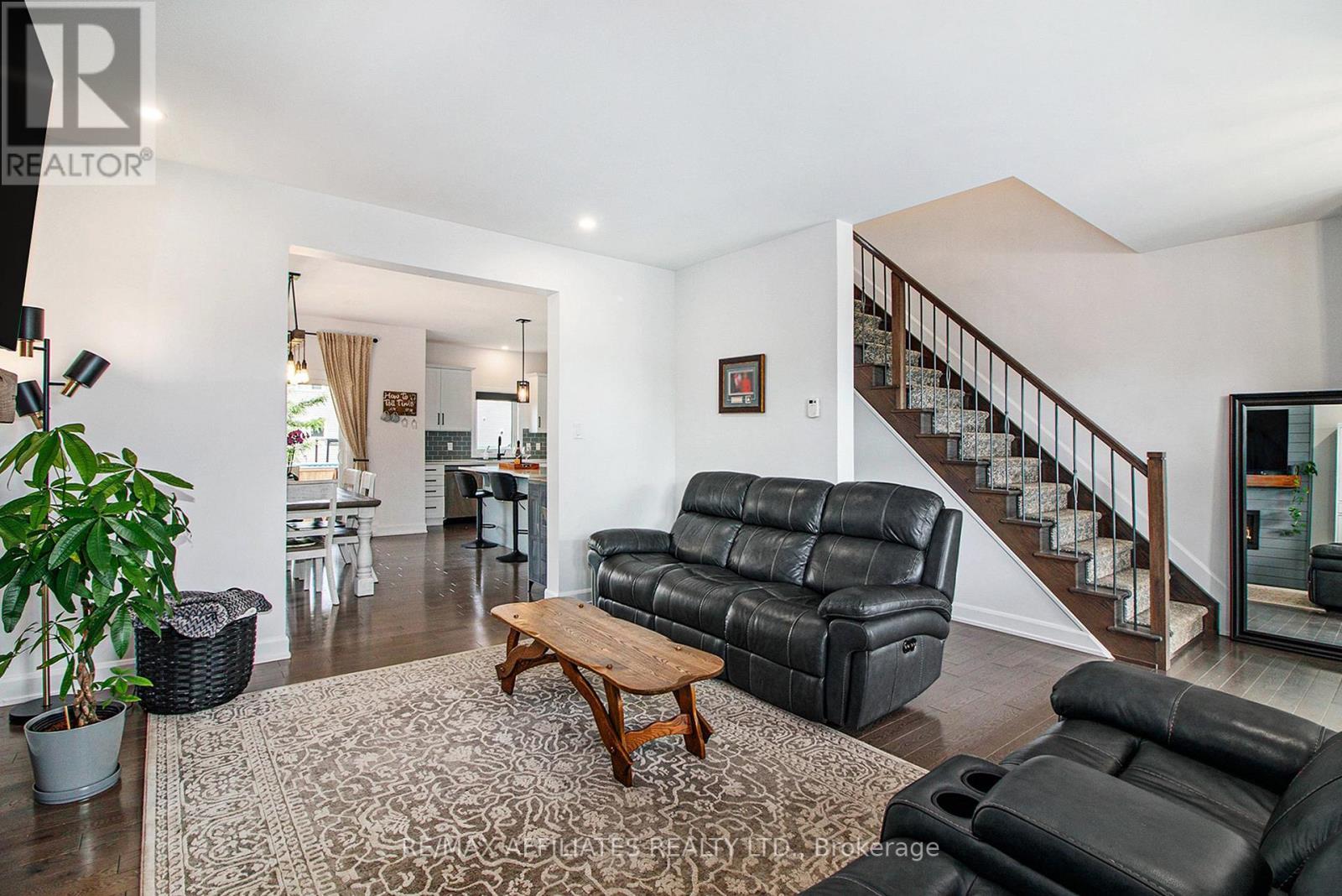 129 Lyon Street, Russell, ON - Indoor Photo Showing Living Room