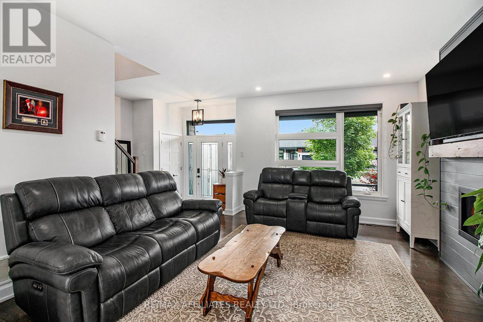 129 Lyon Street, Russell, ON - Indoor Photo Showing Living Room