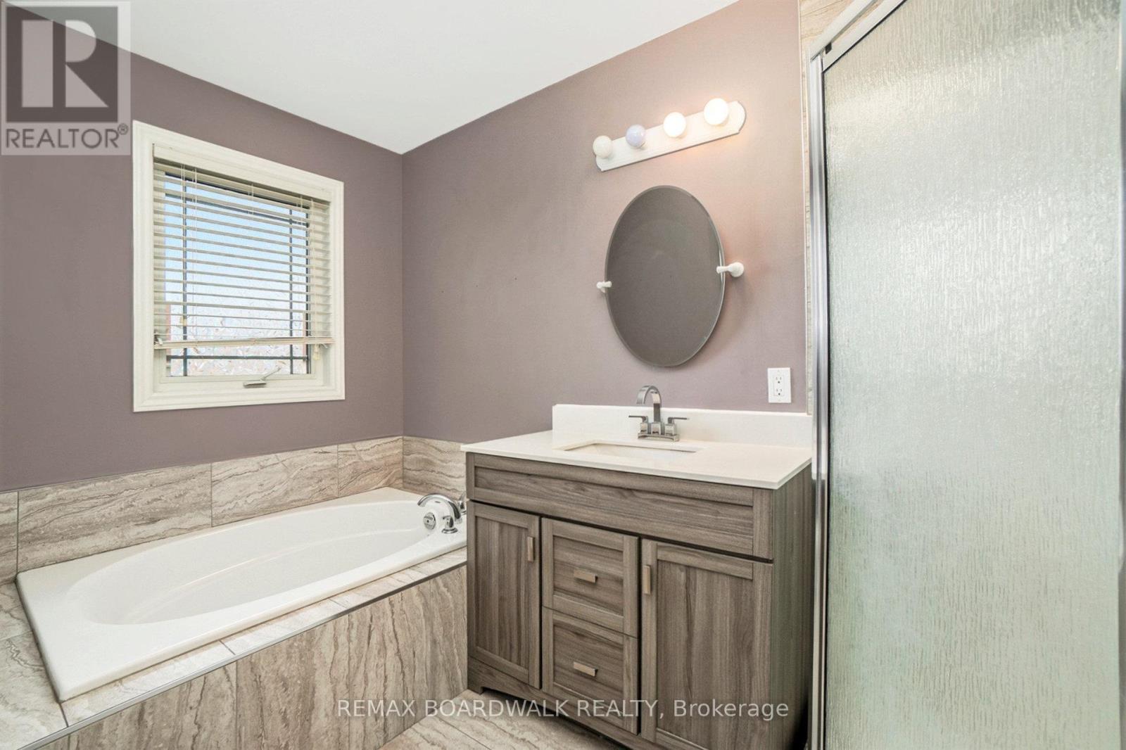 714 Regiment Avenue, Ottawa, ON - Indoor Photo Showing Bathroom