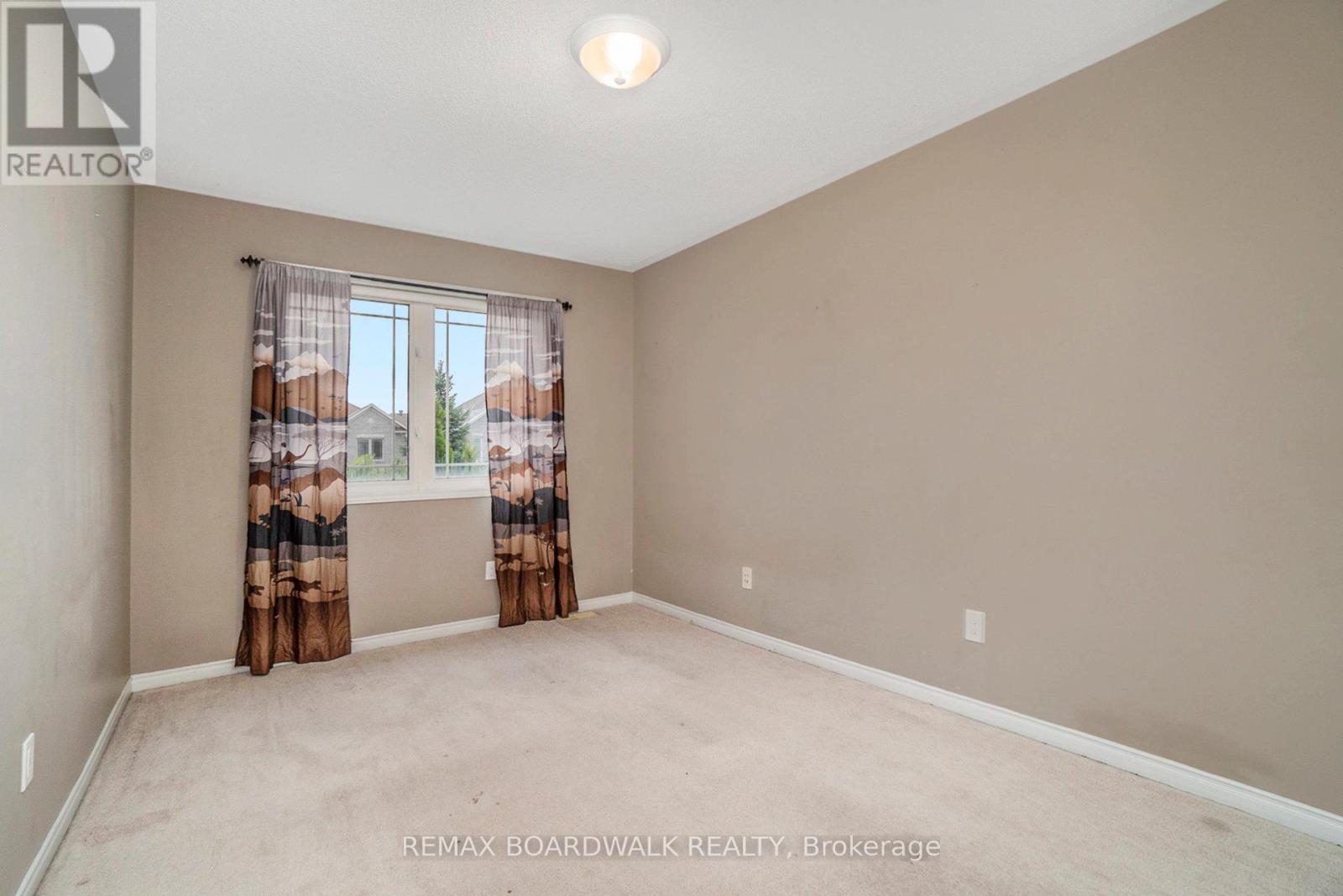 714 Regiment Avenue, Ottawa, ON - Indoor Photo Showing Other Room