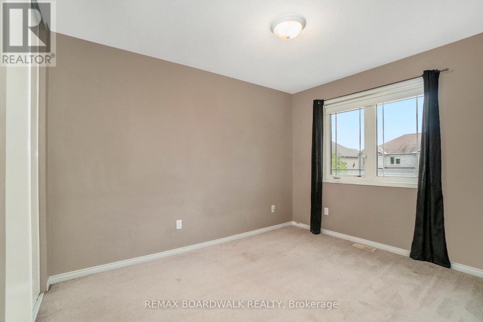 714 Regiment Avenue, Ottawa, ON - Indoor Photo Showing Other Room