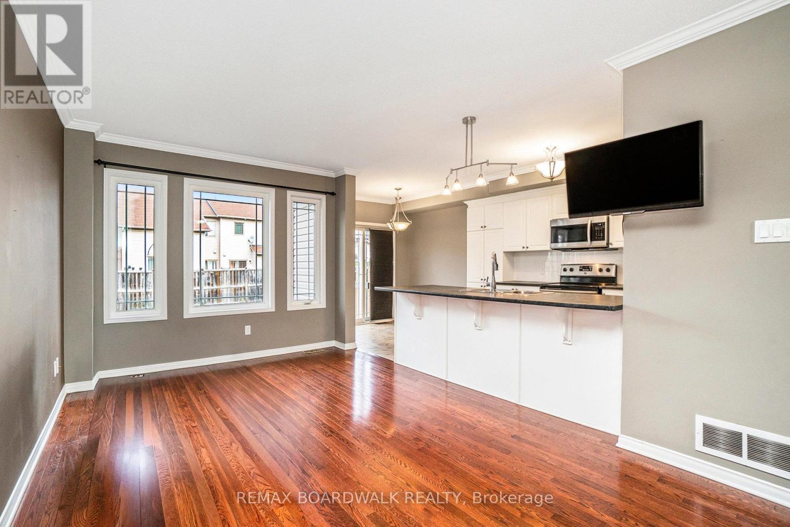 714 Regiment Avenue, Ottawa, ON - Indoor Photo Showing Kitchen