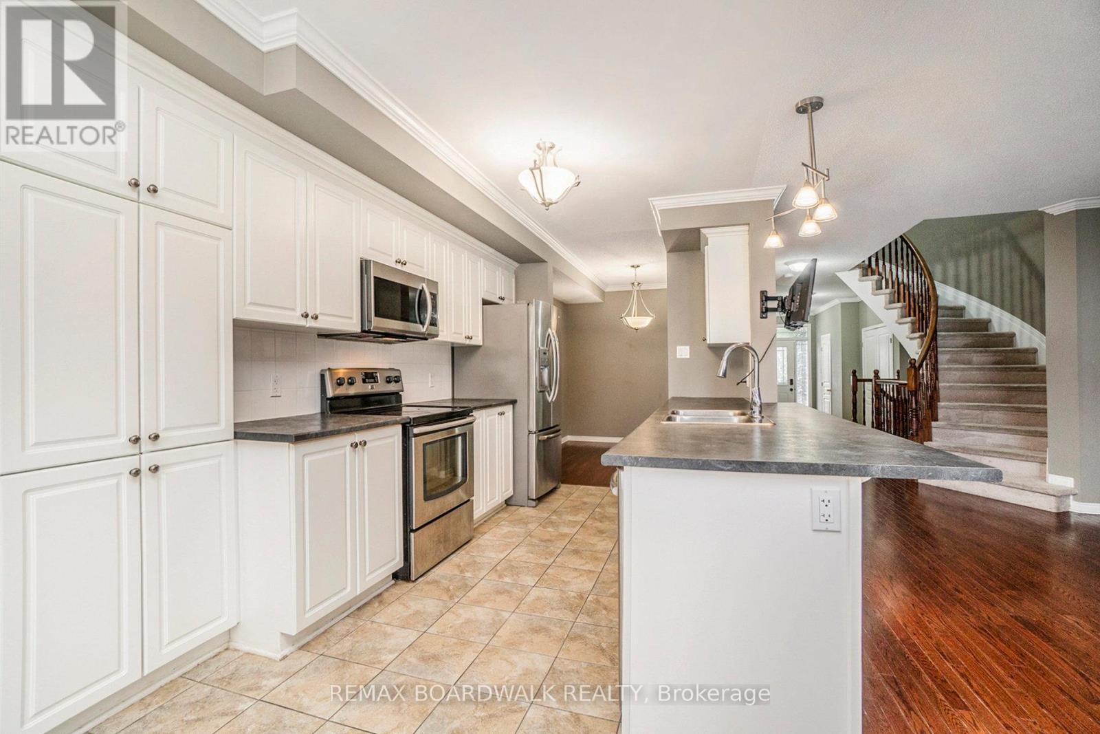 714 Regiment Avenue, Ottawa, ON - Indoor Photo Showing Kitchen With Stainless Steel Kitchen
