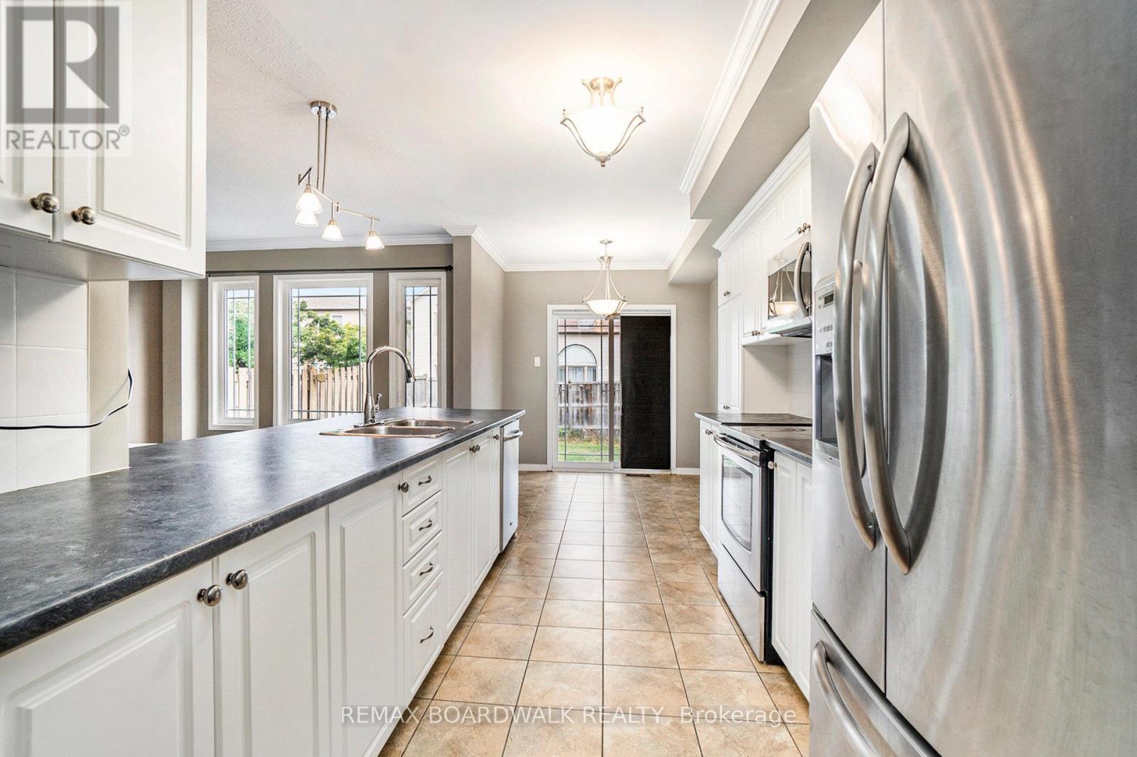714 Regiment Avenue, Ottawa, ON - Indoor Photo Showing Kitchen With Stainless Steel Kitchen With Double Sink With Upgraded Kitchen