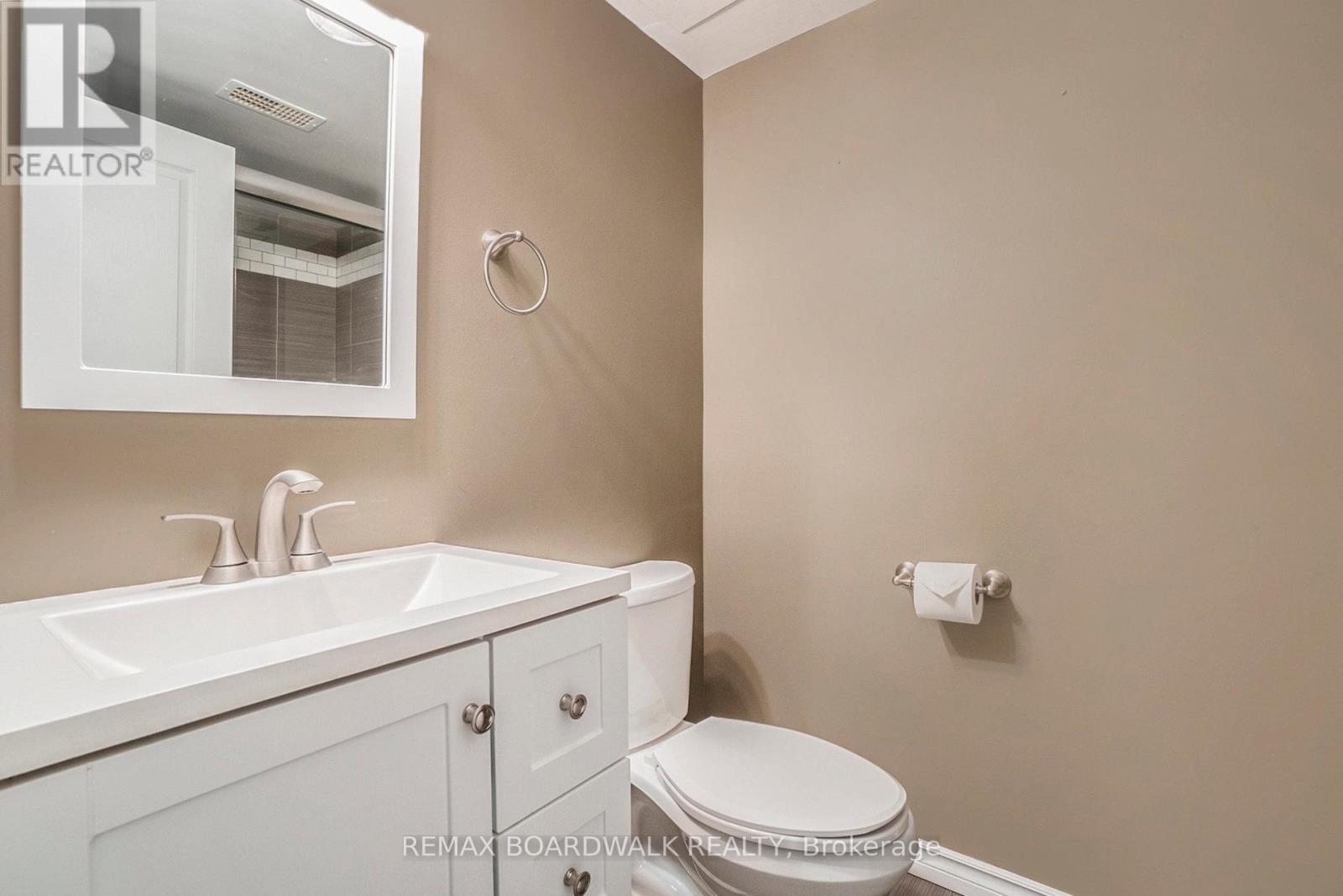 714 Regiment Avenue, Ottawa, ON - Indoor Photo Showing Bathroom