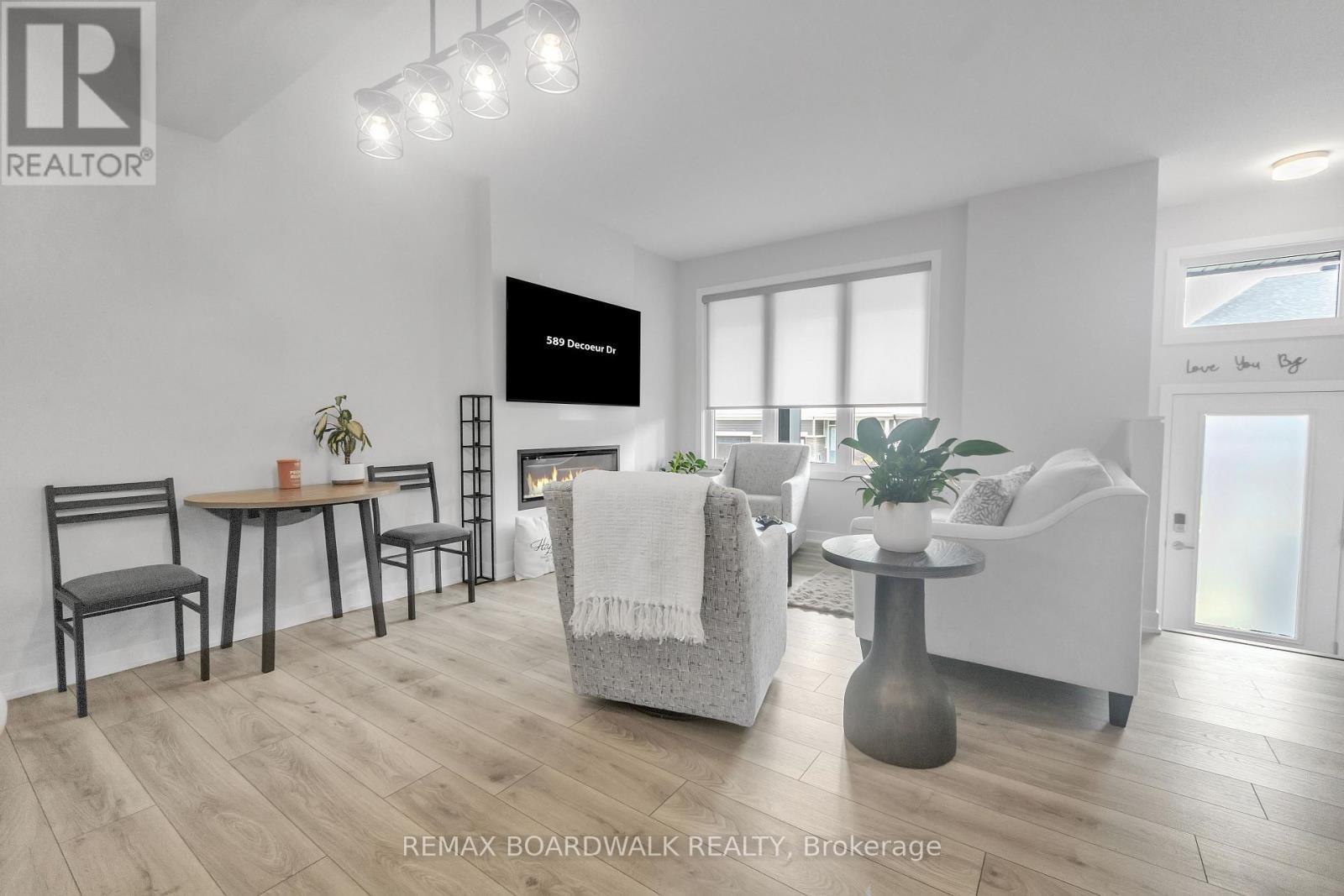 189 Beebalm Crescent, Ottawa, ON - Indoor Photo Showing Living Room With Fireplace