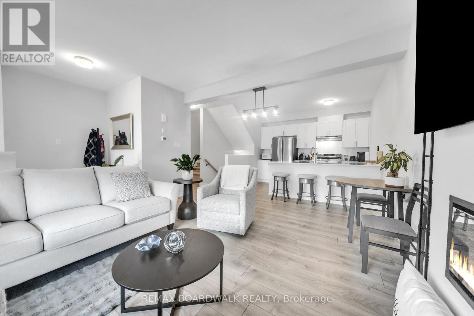 189 Beebalm Crescent, Ottawa, ON - Indoor Photo Showing Living Room