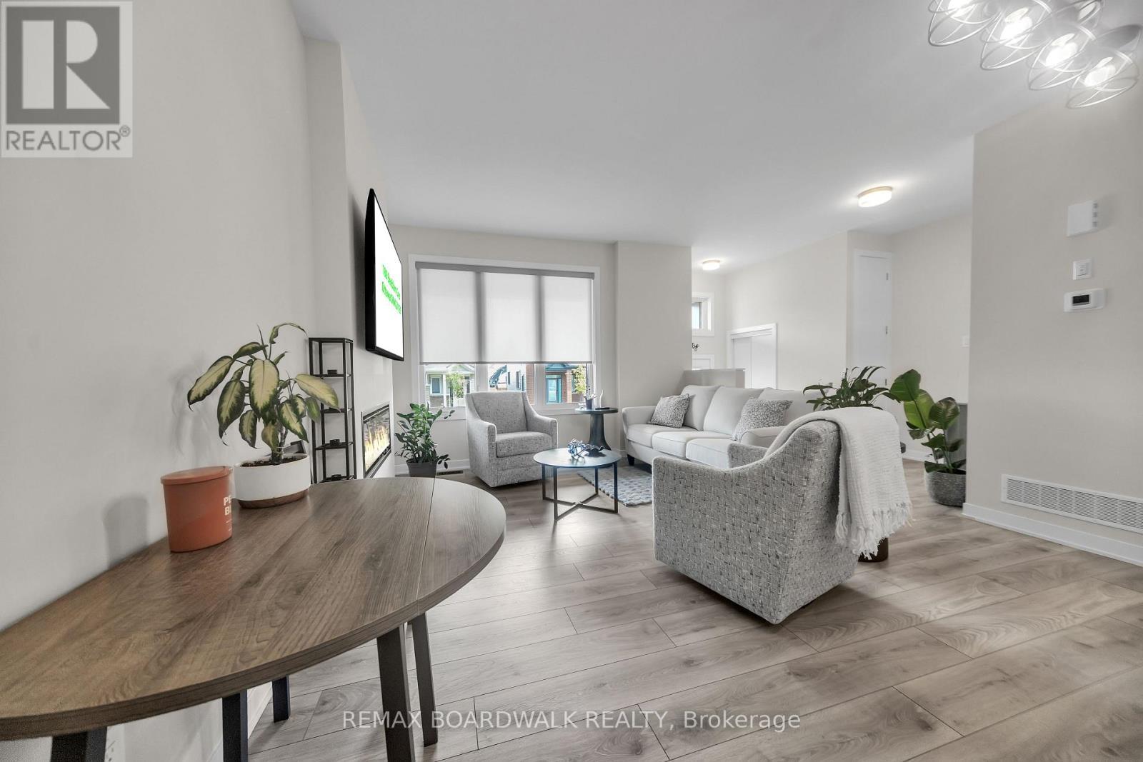 189 Beebalm Crescent, Ottawa, ON - Indoor Photo Showing Living Room