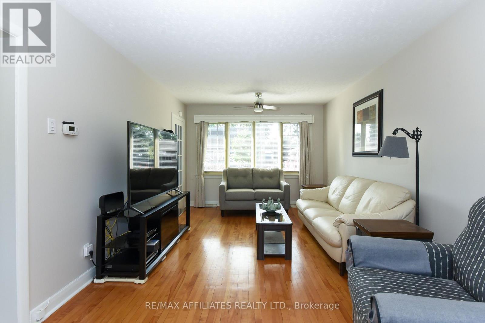 323 Fullerton Avenue, Ottawa, ON - Indoor Photo Showing Living Room