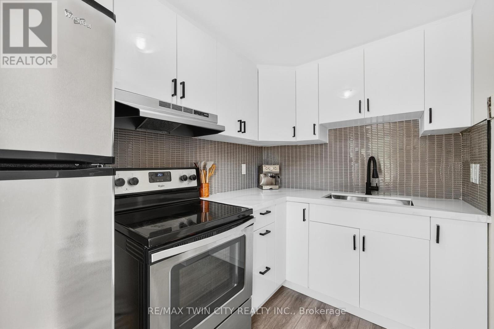 720 Parkview Crescent, Cambridge, ON - Indoor Photo Showing Kitchen With Upgraded Kitchen