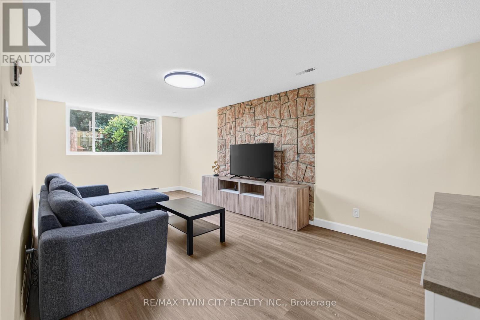 720 Parkview Crescent, Cambridge, ON - Indoor Photo Showing Living Room