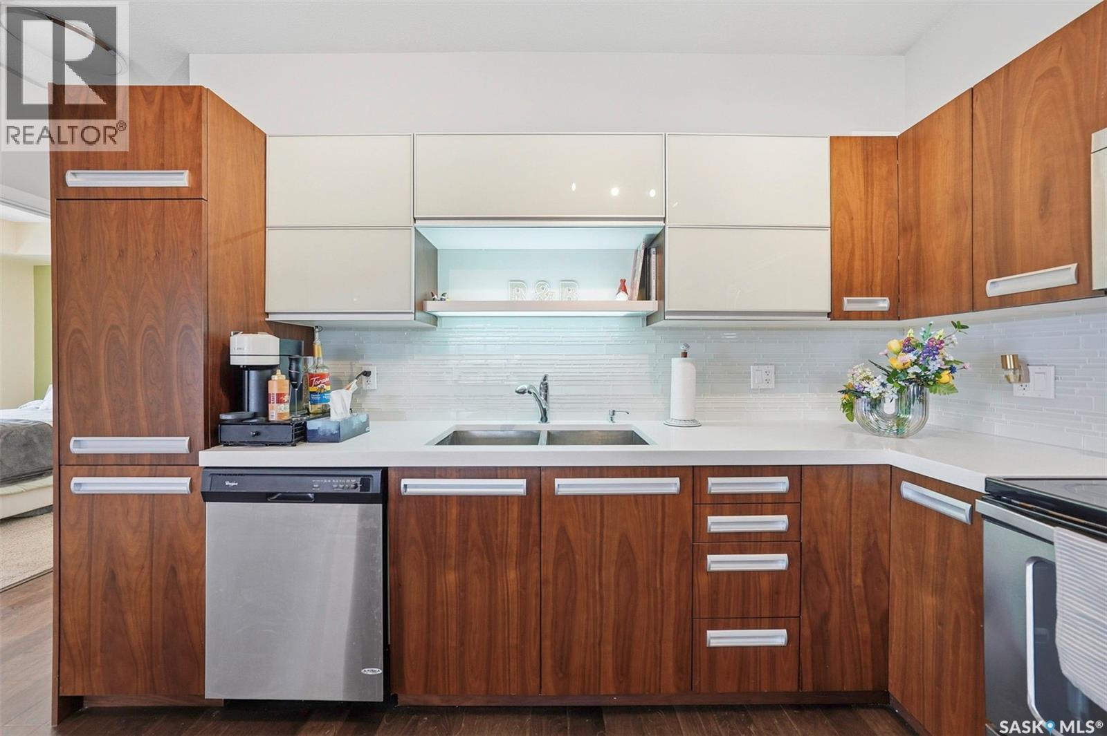103 1120 Hampton Circle, Saskatoon, SK - Indoor Photo Showing Kitchen With Double Sink