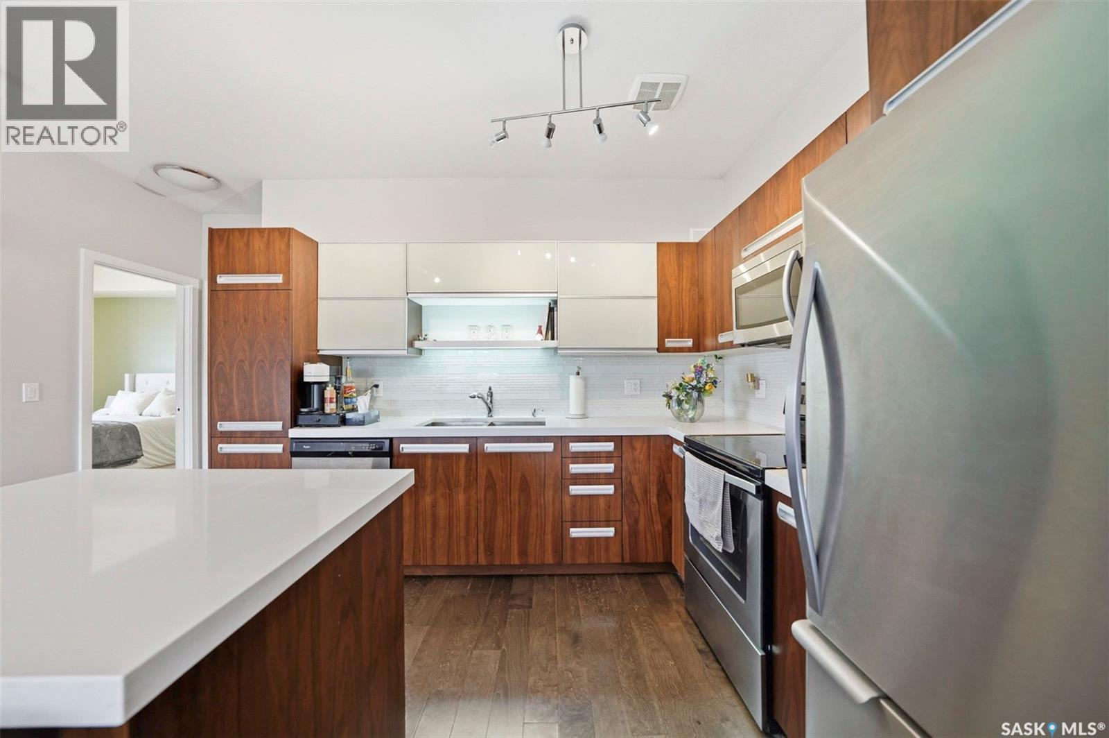 103 1120 Hampton Circle, Saskatoon, SK - Indoor Photo Showing Kitchen With Double Sink With Upgraded Kitchen