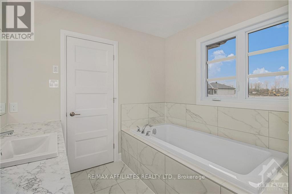 1219 Montblanc Crescent, Russell, ON - Indoor Photo Showing Bathroom