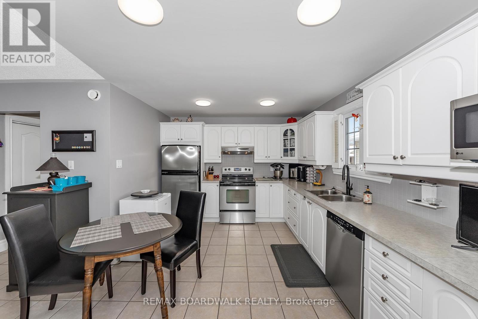 11 Grove Street, South Dundas, ON - Indoor