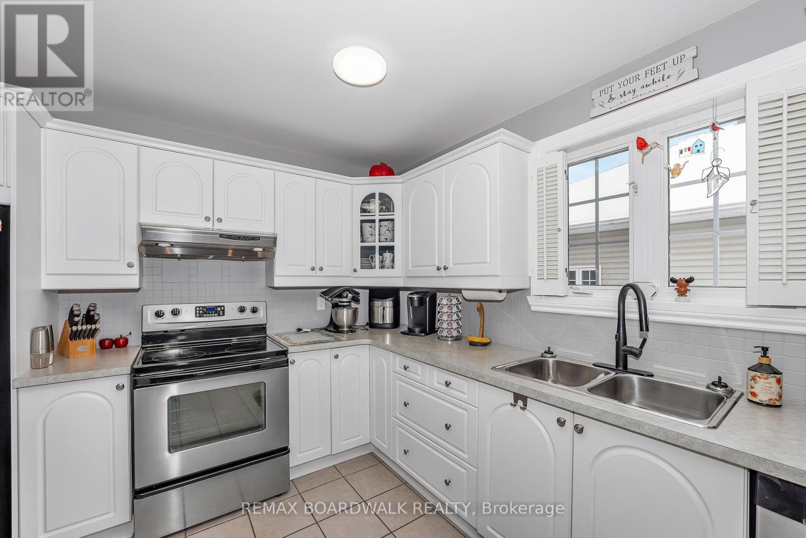 11 Grove Street, South Dundas, ON - Indoor Photo Showing Kitchen With Double Sink