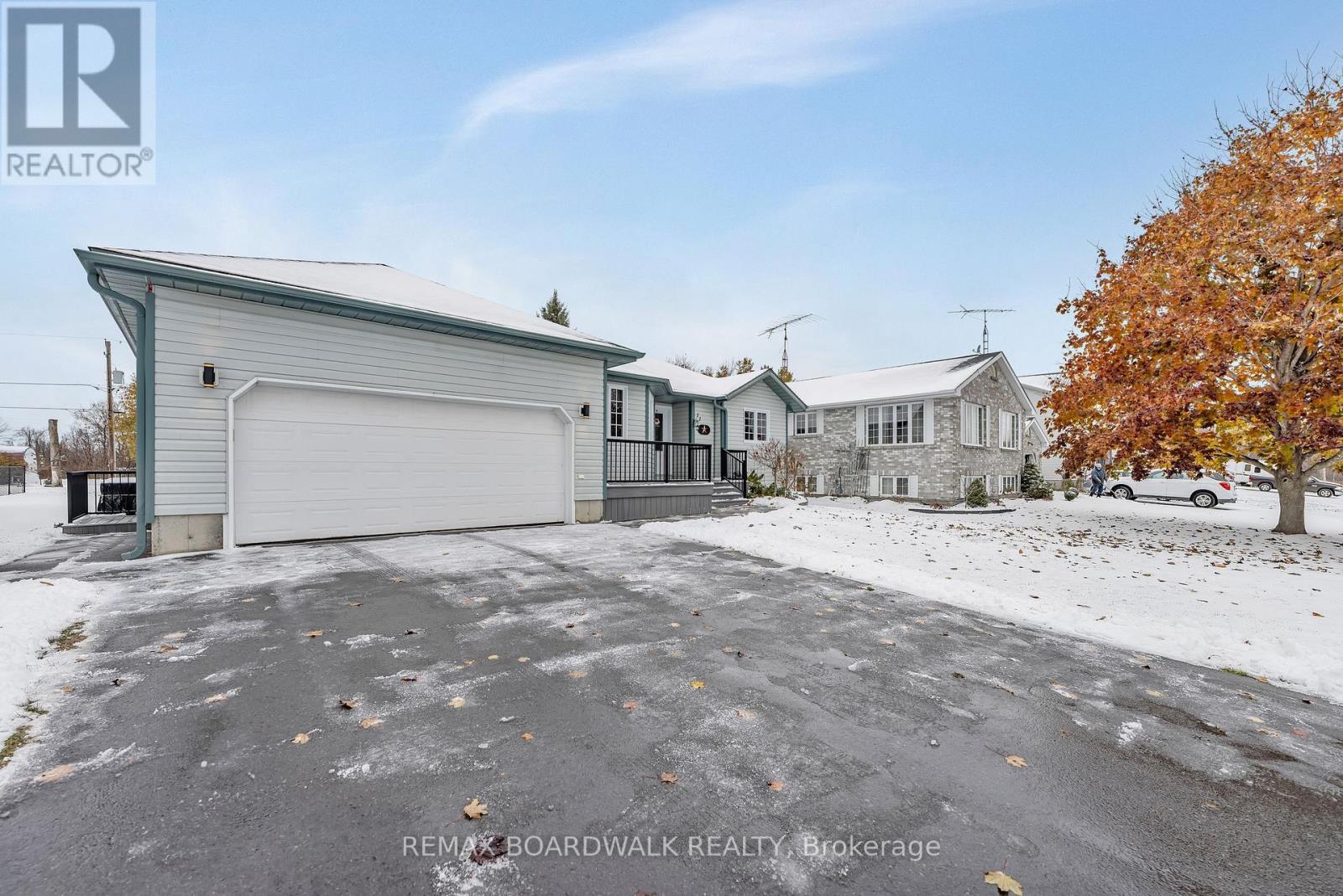 11 Grove Street, South Dundas, ON - Outdoor