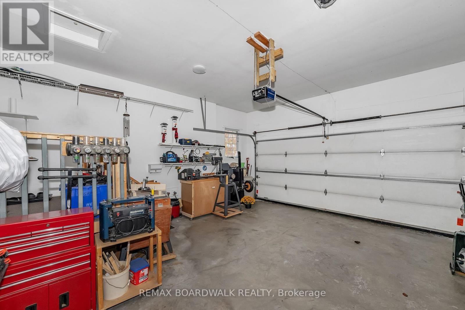 11 Grove Street, South Dundas, ON - Indoor Photo Showing Garage