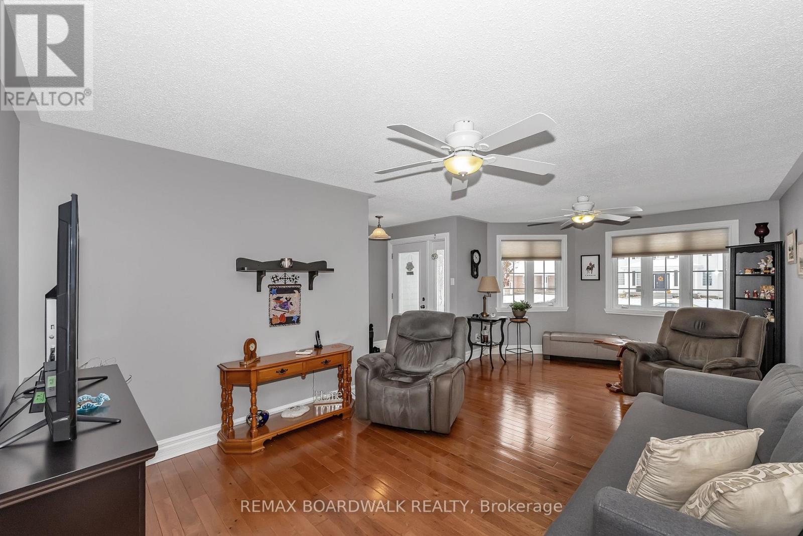 11 Grove Street, South Dundas, ON - Indoor Photo Showing Living Room