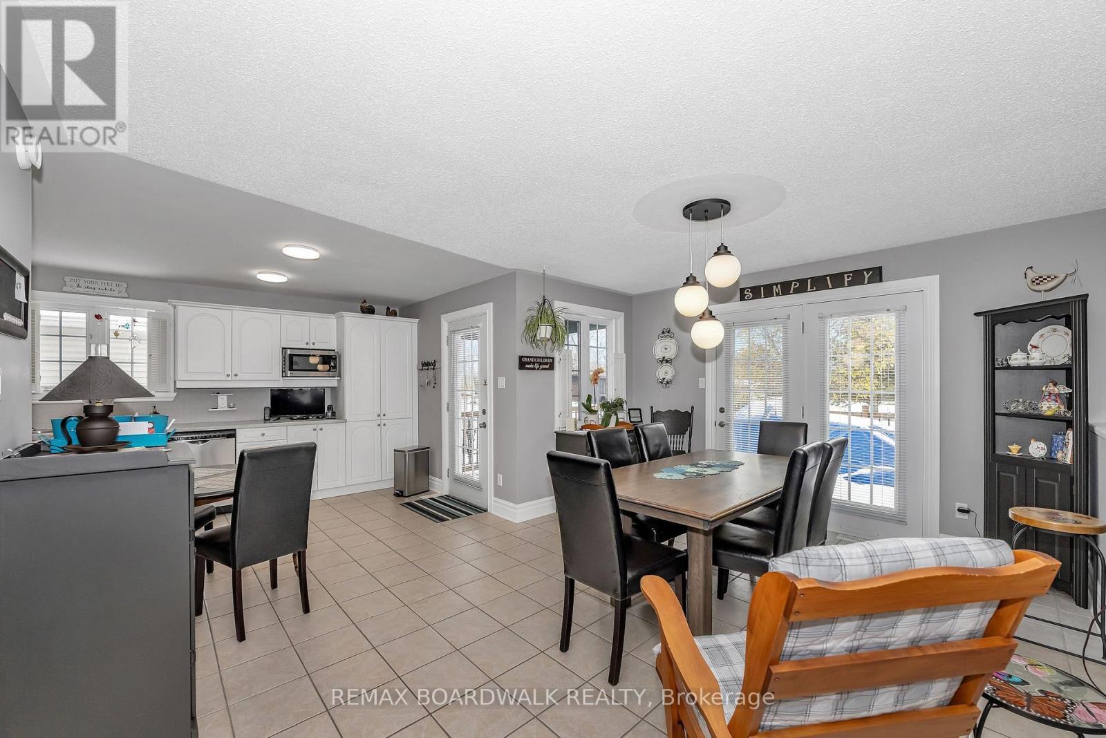 11 Grove Street, South Dundas, ON - Indoor Photo Showing Dining Room