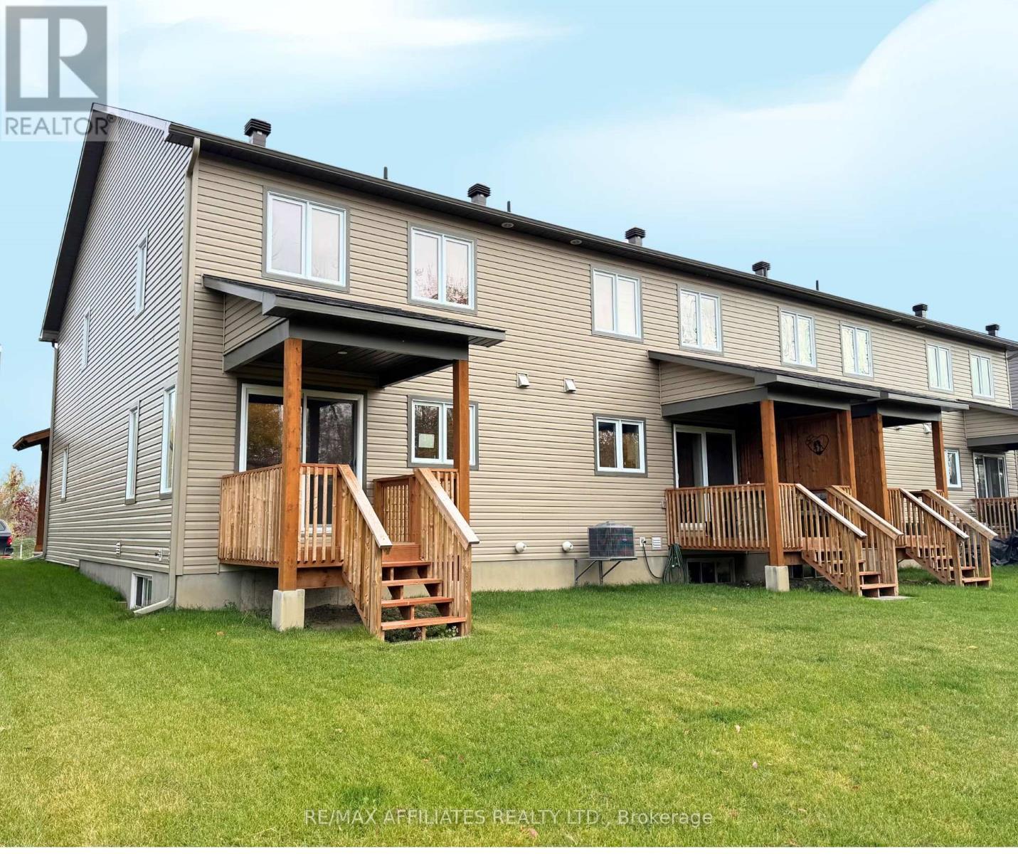 363 Voyageur Place, Russell, ON - Outdoor With Exterior