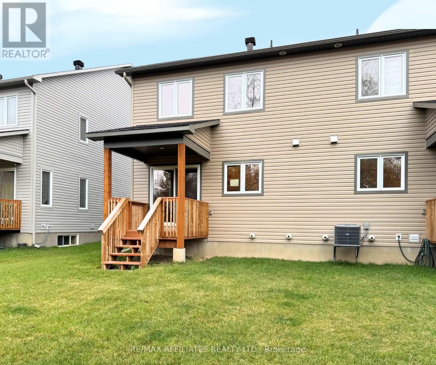 363 Voyageur Place, Russell, ON - Outdoor With Exterior