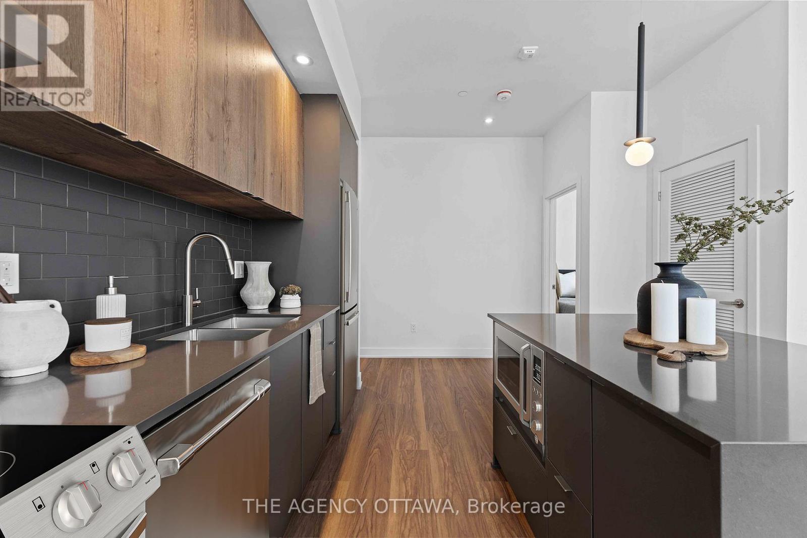 101 - 3071 Riverside Drive, Ottawa, ON - Indoor Photo Showing Kitchen With Upgraded Kitchen