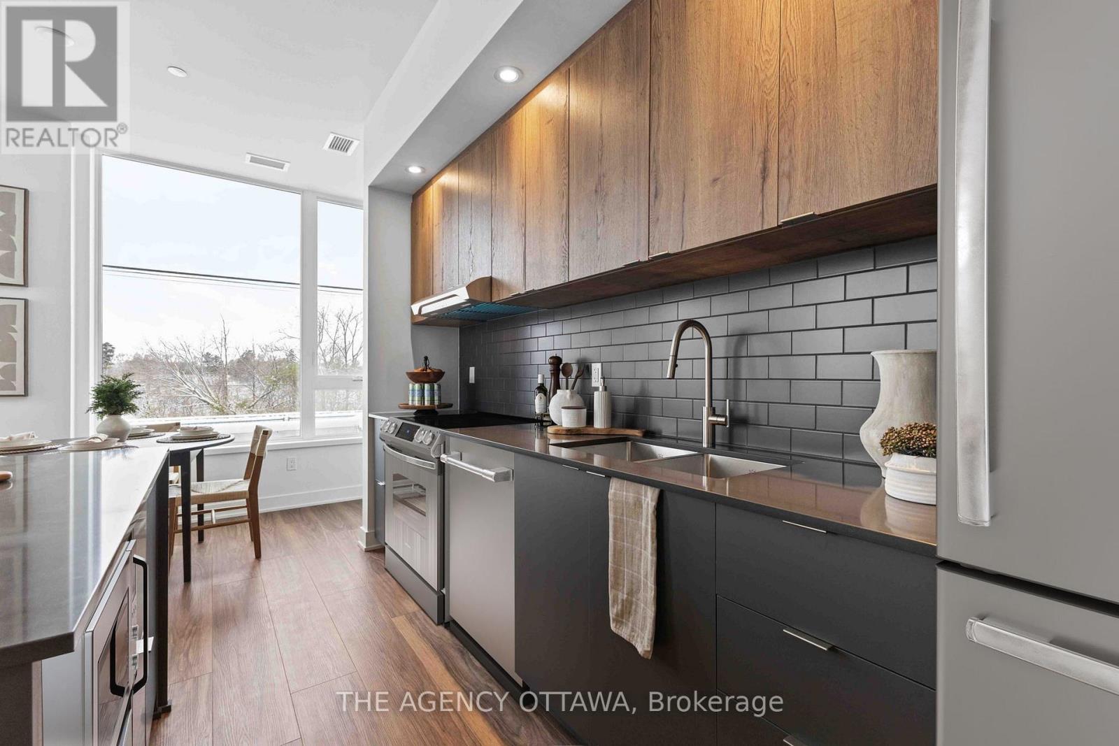 101 - 3071 Riverside Drive, Ottawa, ON - Indoor Photo Showing Kitchen With Double Sink With Upgraded Kitchen