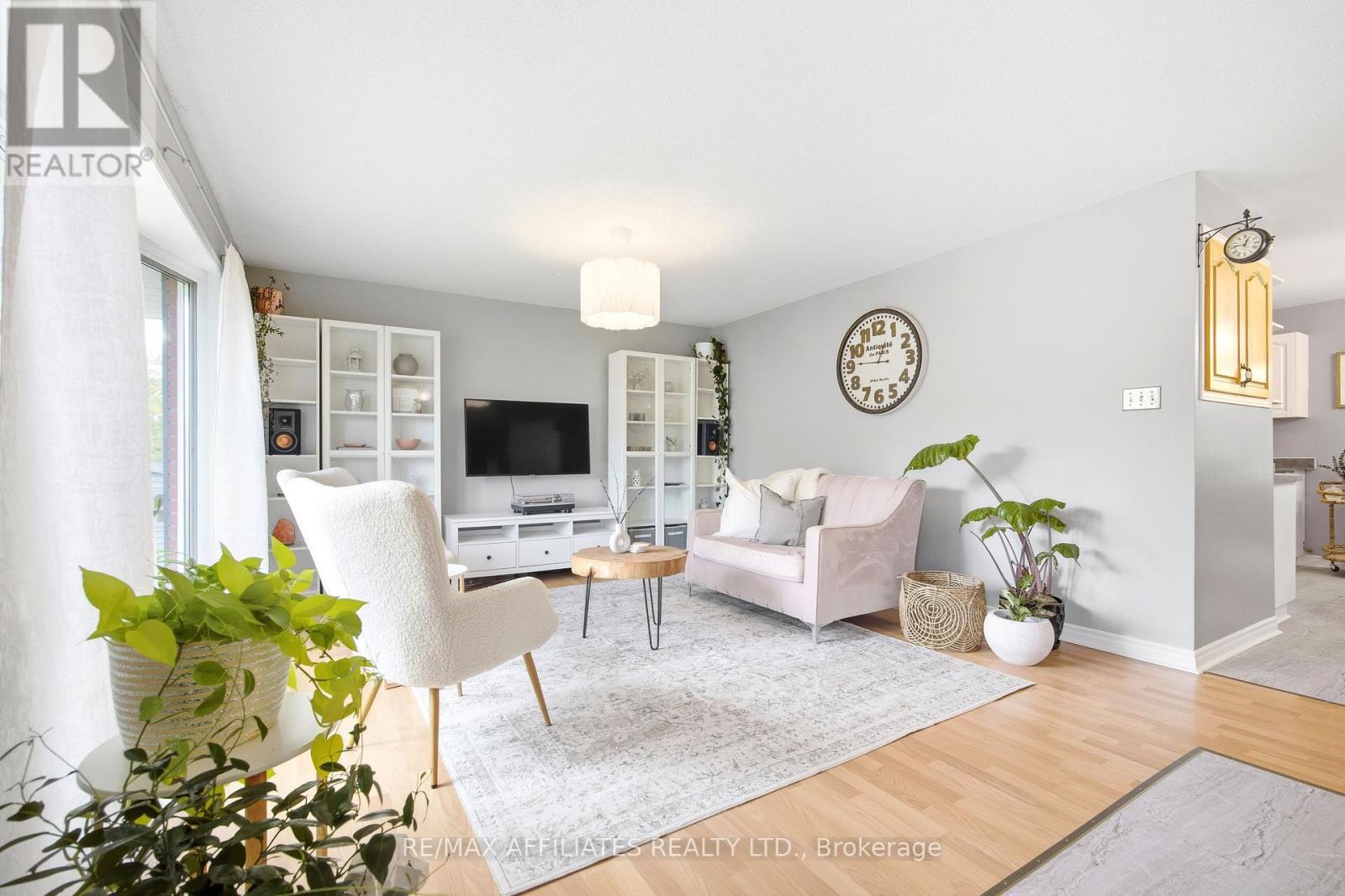 121 Stamford Drive, Drummond/North Elmsley, ON - Indoor Photo Showing Living Room