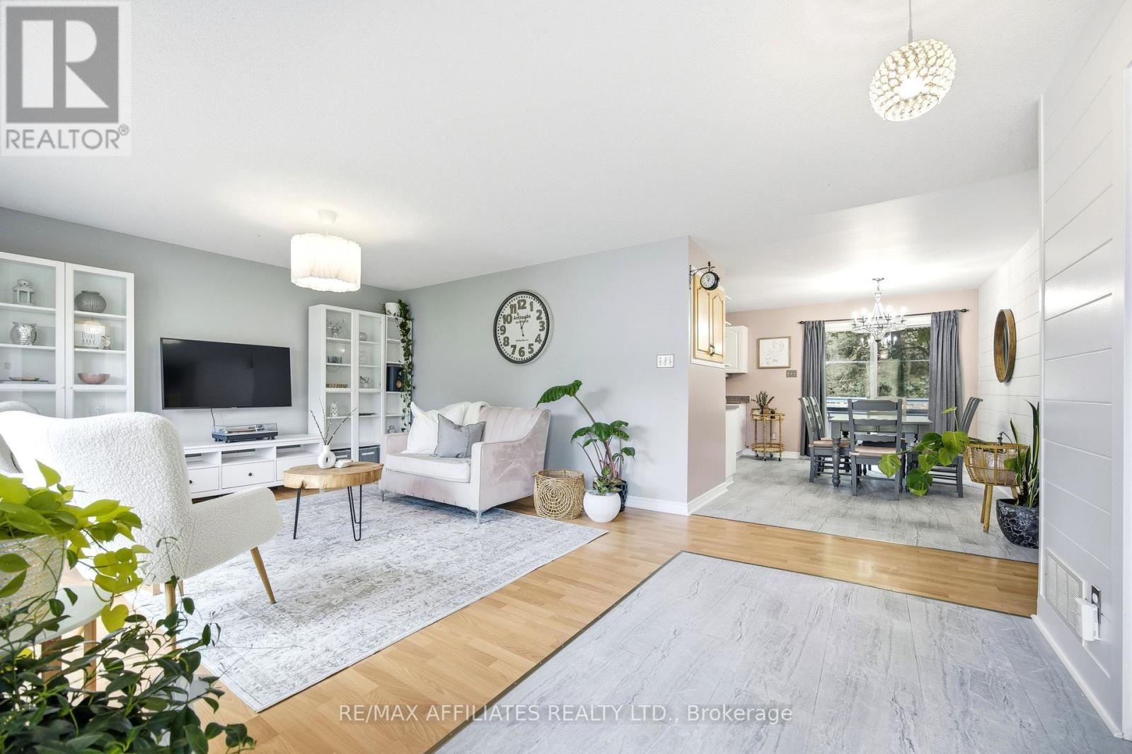 121 Stamford Drive, Drummond/North Elmsley, ON - Indoor Photo Showing Living Room