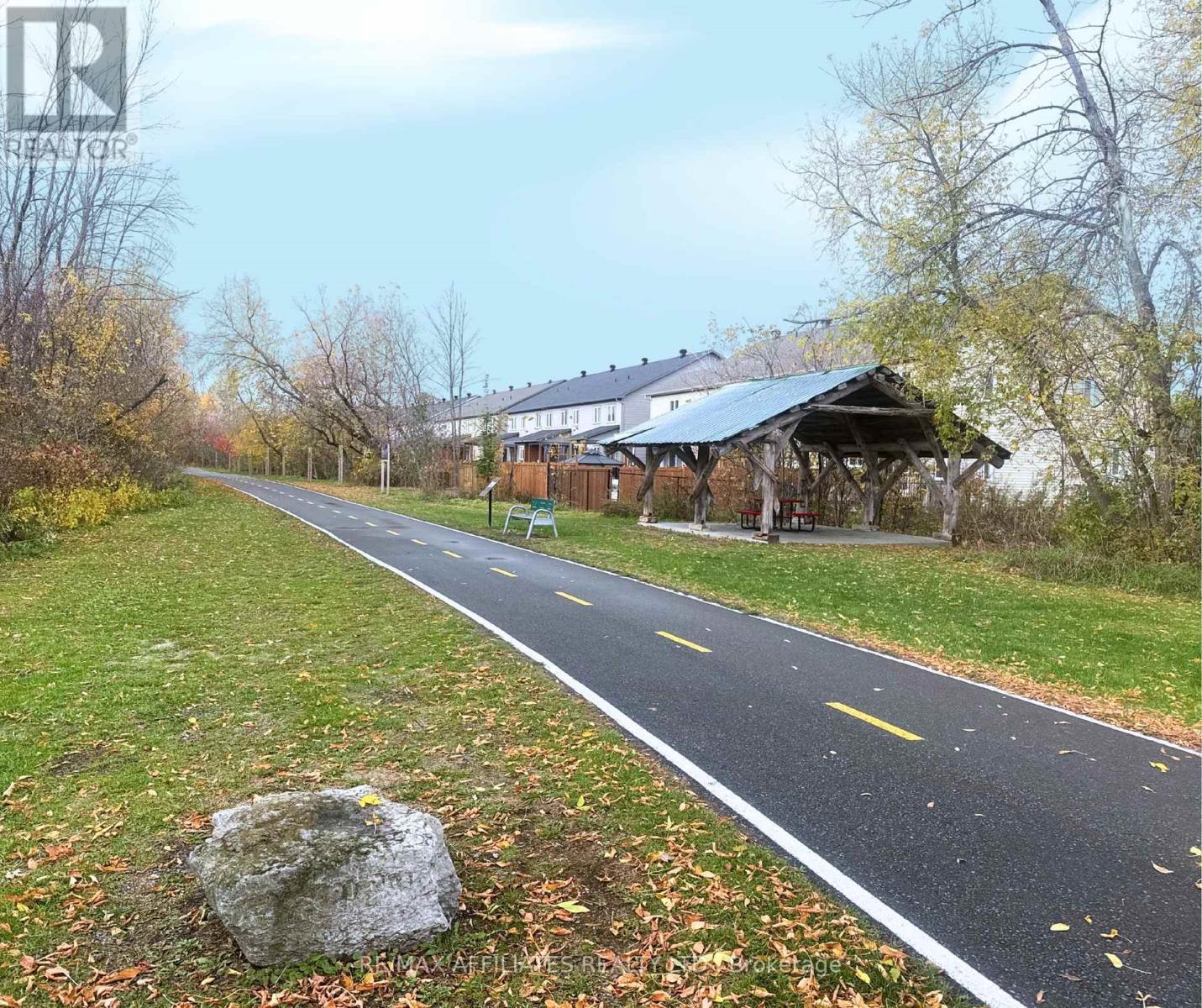 353 Voyageur Place, Russell, ON - Outdoor