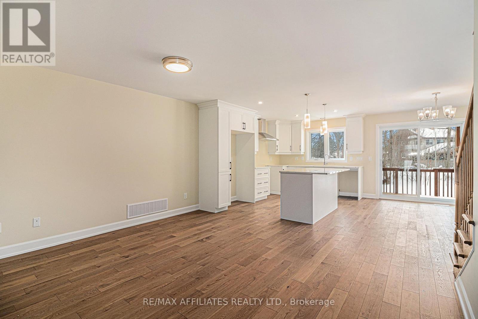 353 Voyageur Place, Russell, ON - Indoor Photo Showing Kitchen