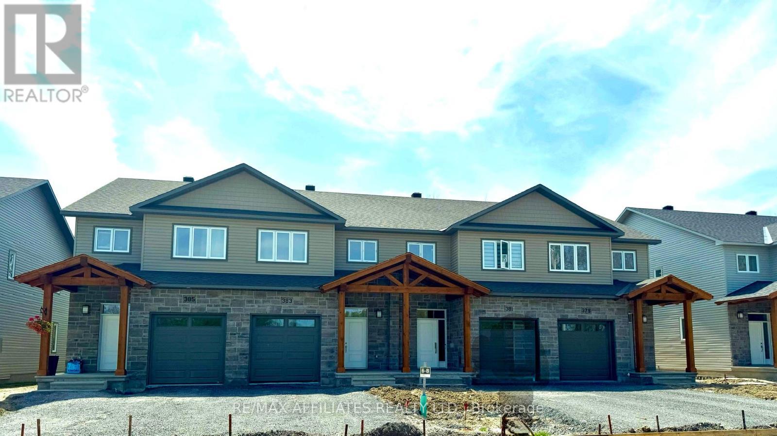 351 Voyageur Place, Russell, ON - Outdoor With Facade