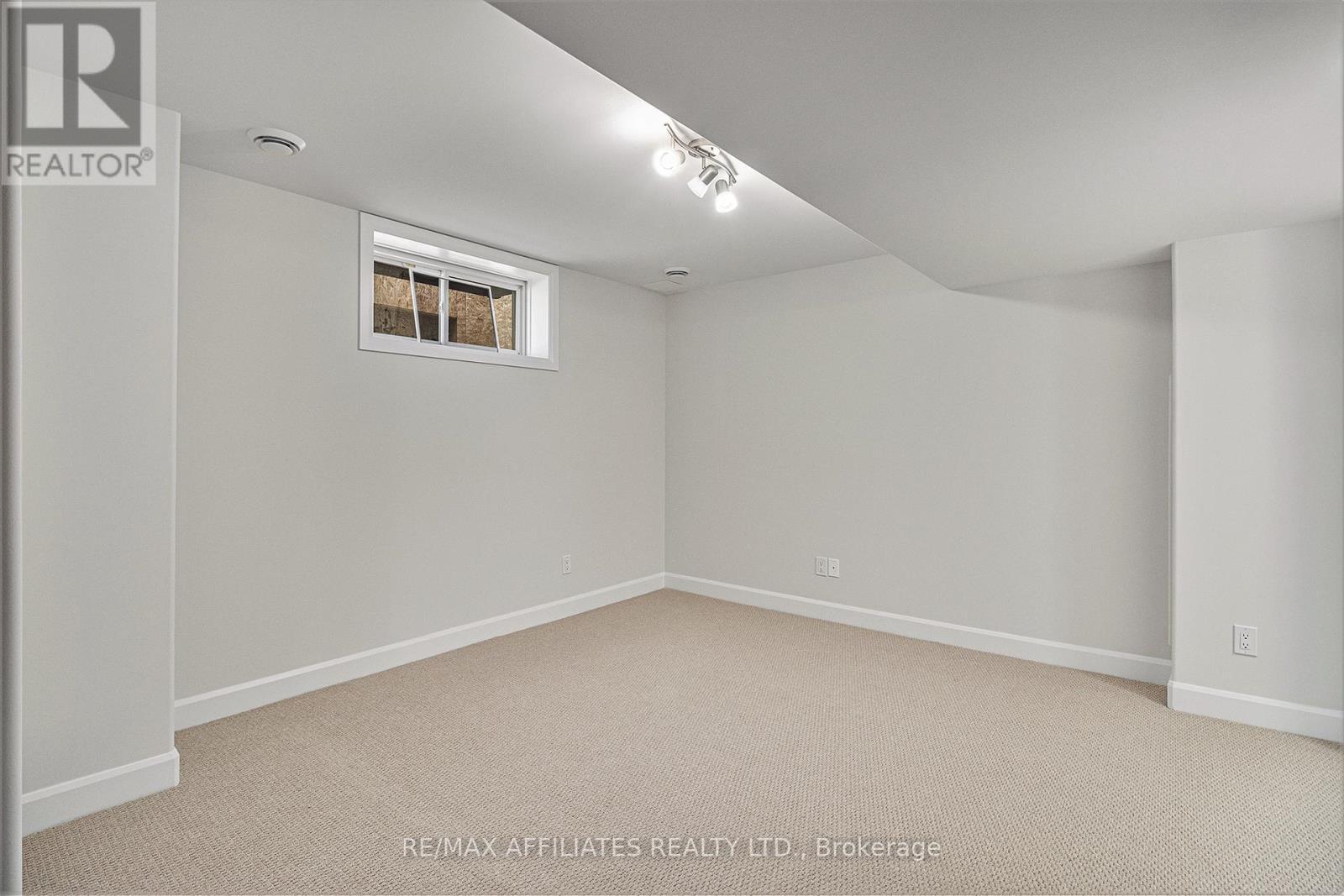 404 Falcon Lane, Russell, ON - Indoor Photo Showing Other Room