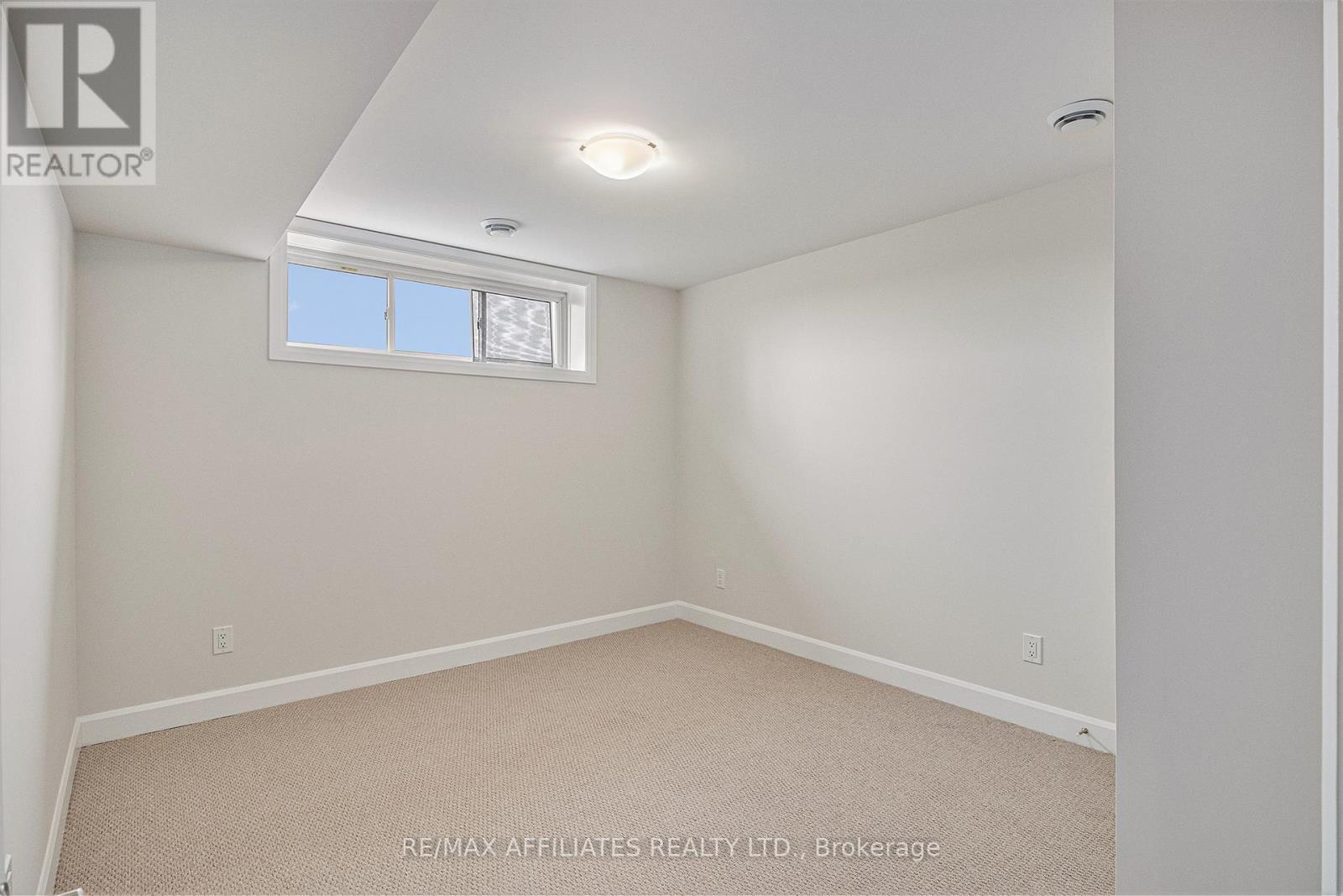 404 Falcon Lane, Russell, ON - Indoor Photo Showing Other Room