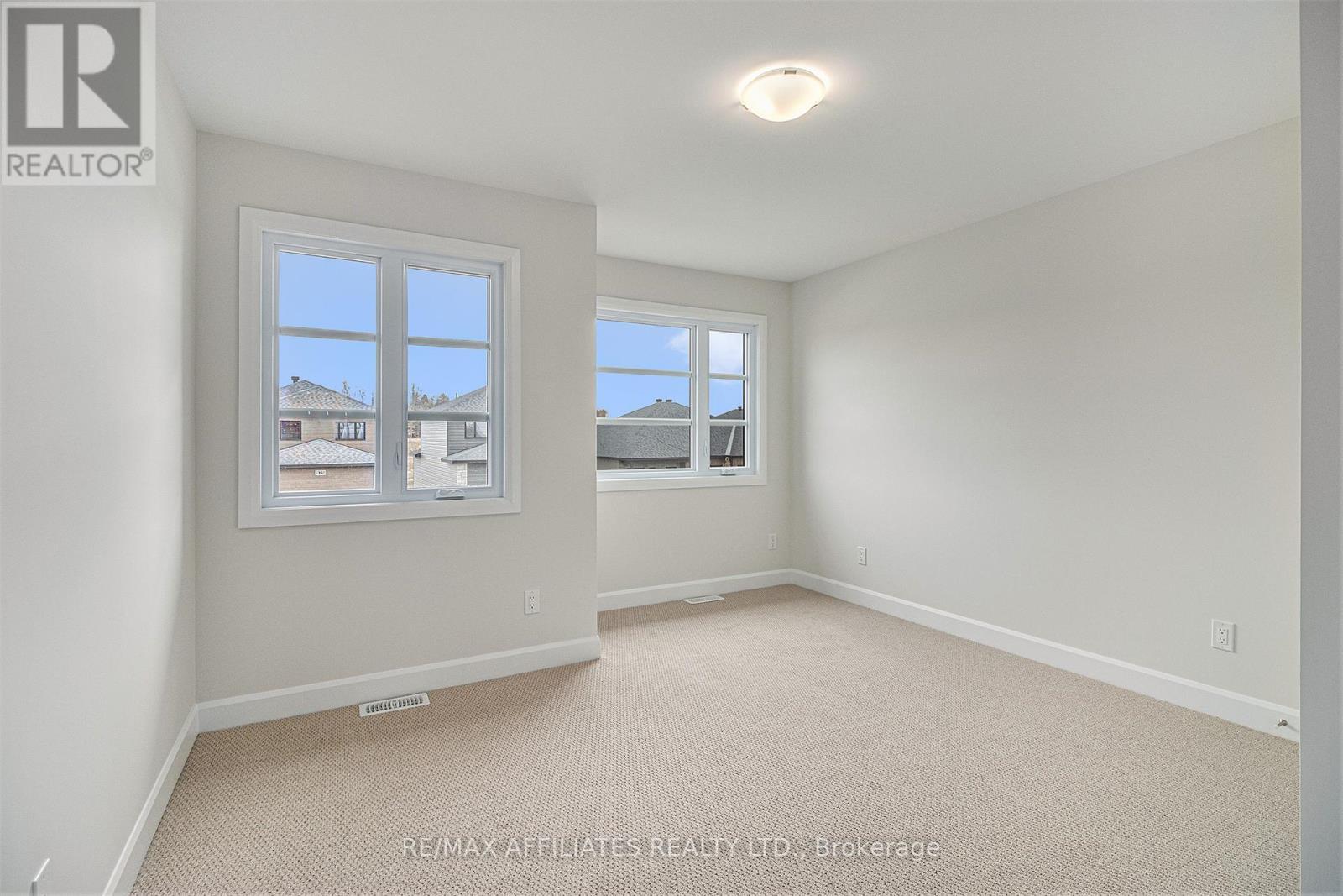 404 Falcon Lane, Russell, ON - Indoor Photo Showing Other Room